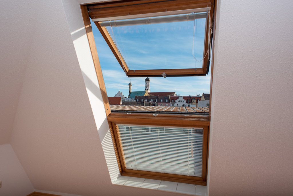 Dachgeschosswohnung mit Blick über Augsburg Fenster mit Ausblick